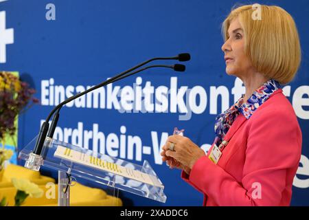 06. Juni 2024, Nordrhein-Westfalen, Düsseldorf: Brigitte Mohn, Vorstandsmitglied der Bertelsmann Stiftung, spricht im Landeskanzleramt bei der Präsentation des Impulspapiers "Junge und einsam - internationale Perspektiven für ein politisches Handlungsfeld". Auf einer Konferenz im Landeskanzleramt Düsseldorf am Donnerstag (ab 10,00 Uhr) diskutieren Wissenschaftler, Politiker und gesellschaftliche Akteure weitere Schritte im Kampf gegen Einsamkeit. Auf der Konferenz wird auch ein Impulspapier mit internationalen politischen Ansätzen gegen die Einsamkeit junger Menschen vorgestellt. Foto: Ro Stockfoto