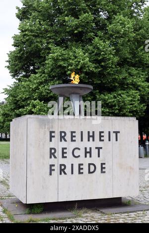 29.05.2024, Berlin - Deutschland. Die Ewige Flamme am Theodor-Heuss-Platz brennt zum Gedenken an die Opfer von Flucht und Vertreibung. *** 29 05 2024, Berlin Deutschland die ewige Flamme am Theodor Heuss Platz brennt zum Gedenken an die Opfer von Flucht und Vertreibung Stockfoto