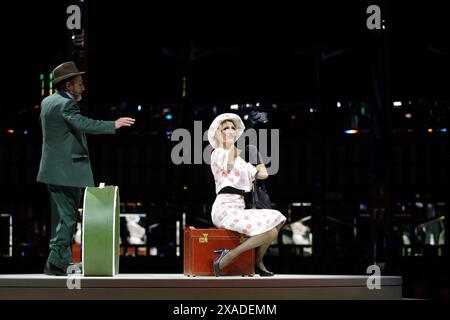 Thorsten Merten als Robert Kuckuck und Maria-Danae Bansen als Marghueritta Kulicke während der Fotoprobe für Messeschlager Gisela in der Komischen Oper im Zelt am Roten Rathaus in Berlin, 5. Juni 2024. // Operette in einem Vorspiel und drei Akten von Gerd Natschinski. Musikalische Leitung Adam Benzwi. Inszenierung Axel Ranisch. Bühne Saskia Wunsch. Kostüme Alfred Mayerhofer. Premiere ist am 8. Juni 2024. Komische Oper Berlin Messeschlager Gisela *** Thorsten Merten als Robert Kuckuck und Maria Danae Bansen als Marghueritta Kulicke während der Fotoprobe für Messeschlager Gisela am Komisc Stockfoto