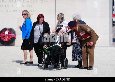 Veteranen werden am Ende der britischen Gedenkveranstaltung zum 80. Jahrestag des D-Day am British Normany Memorial in Ver-sur-Mer, Frankreich, begleitet. Bilddatum: Donnerstag, 6. Juni 2024. Stockfoto