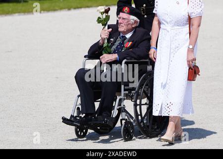 Veteranen werden am Ende der britischen Gedenkveranstaltung zum 80. Jahrestag des D-Day am British Normany Memorial in Ver-sur-Mer, Frankreich, begleitet. Bilddatum: Donnerstag, 6. Juni 2024. Stockfoto