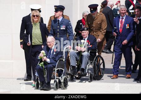 Veteranen werden am Ende der britischen Gedenkveranstaltung zum 80. Jahrestag des D-Day am British Normany Memorial in Ver-sur-Mer, Frankreich, begleitet. Bilddatum: Donnerstag, 6. Juni 2024. Stockfoto