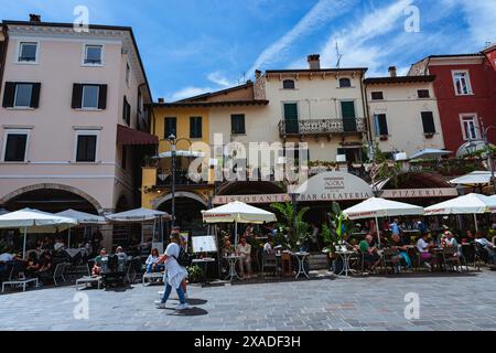 Die wunderschöne Stadt Densenzano am gardasee an einem Frühlingstag Stockfoto