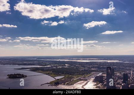New York City, USA - 23. August 2017: Blick auf Ellis Island (links) und Jersey City vom One World Trade Center (Freedom Tower) Stockfoto