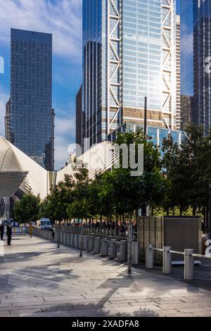 New York City, USA - 23. August 2017: Nachmittag in Lower Manhattan, mit Fassaden von Wolkenkratzern und Santiago Calatrava's World Trade Center Stockfoto