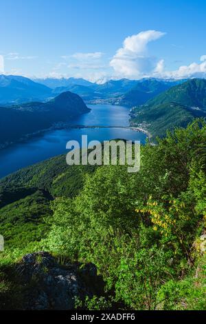 Die Berge und die Landschaft des Luganer Sees, an einem Frühlingstag, in der Nähe der Stadt Brusino Arsizio, Schweiz - 25. Mai 2024. Stockfoto