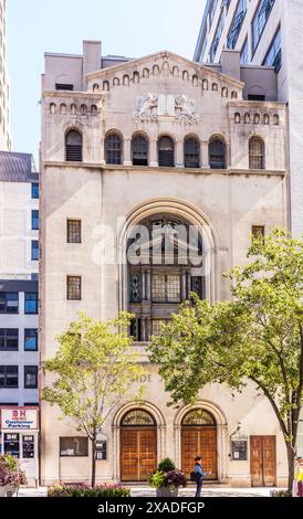 New York City, USA - 24. August 2017: West Side Jewish Center in der 34th Street, Manhattan, mit Fußgängern. Stockfoto