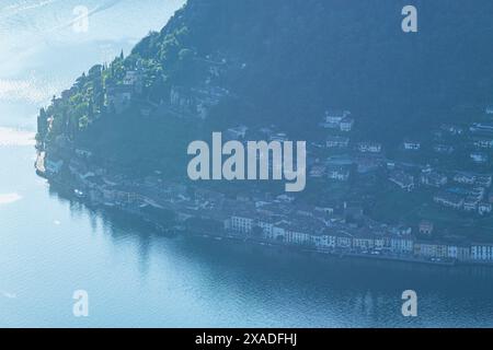 Die Berge und die Landschaft des Luganer Sees, an einem Frühlingstag, in der Nähe der Stadt Brusino Arsizio, Schweiz - 25. Mai 2024. Stockfoto