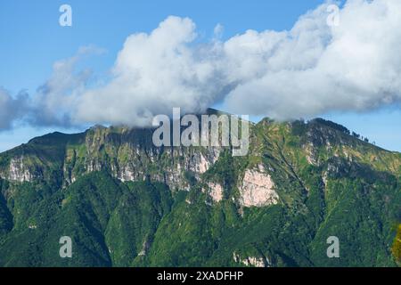 Die Berge und die Landschaft des Luganer Sees, an einem Frühlingstag, in der Nähe der Stadt Brusino Arsizio, Schweiz - 25. Mai 2024. Stockfoto