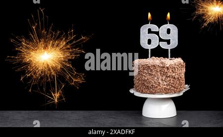 Kuchen mit Kerze Nummer 69 - Geburtstagskarte Stockfoto