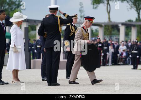 König Karl III. Legt einen Kranz während der britischen Gedenkveranstaltung zum 80. Jahrestag des D-Day, die im britischen Normandie Memorial in Ver-sur-Mer, Frankreich, abgehalten wird. Bilddatum: Donnerstag, 6. Juni 2024. Stockfoto