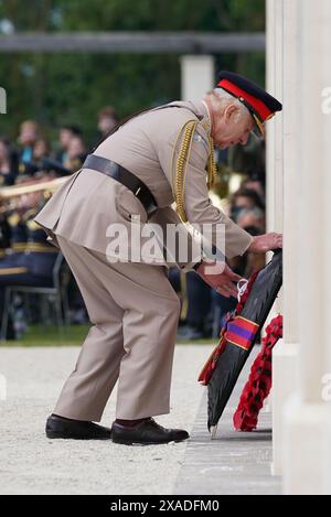 König Karl III. Legt einen Kranz während der britischen Gedenkveranstaltung zum 80. Jahrestag des D-Day, die im britischen Normandie Memorial in Ver-sur-Mer, Frankreich, abgehalten wird. Bilddatum: Donnerstag, 6. Juni 2024. Stockfoto