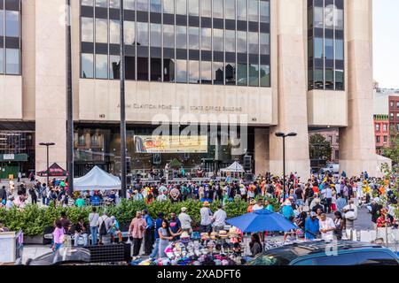 New York City, Usa - 25. August 2017: Adam Clayton Powell Jr. State Office Building, Harlem Viertel, Manhattan, mit einer Band Stockfoto