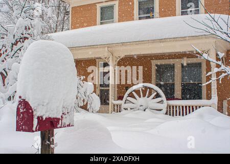Ein schneebedecktes Haus und Postfach in der Nähe von Washington, DC, während des Winterschneesturms 2010. Stockfoto