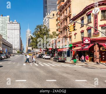 New York City, USA - 26. August 2017: In der Eighth Avenue, mit dem James A. Farley Post Office Building auf der linken Seite, People Walking und Traff Stockfoto