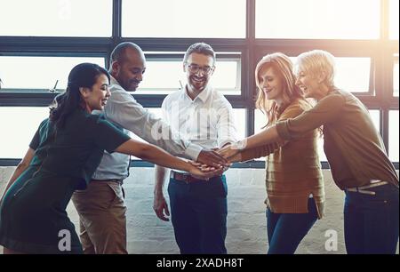 Geschäftsleute, Teams und Mitarbeiter im Büro arbeiten zusammen, um Synergien, Zufriedenheit und Vielfalt zu fördern. Feiern, Sieg und Zielerfolg Stockfoto
