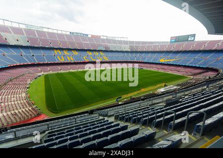 Leeres Grünfeld und Tribünen des Camp Nou in Barcelona Stockfoto