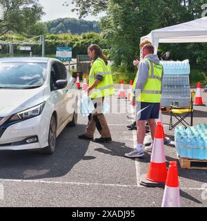 Broadsands Beach Parkplatz, Torbay, Devon, Großbritannien. Juni 2024. South West Water verteilt weiterhin Wasser in Flaschen an Kunden, die noch unter dem Kochwasser-Hinweis in den Gebieten Hillhead, Brixham und Kingswear stehen. Es ist nun über 3 Wochen her, dass der Cryptosporidium-Parasit in der Wasserversorgung entdeckt wurde. Hinweis: Nidpor/Alamy Live News Stockfoto