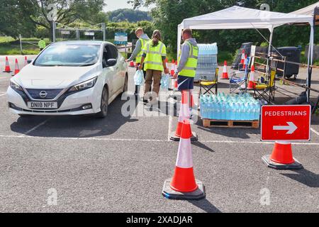 Broadsands Beach Parkplatz, Torbay, Devon, Großbritannien. Juni 2024. South West Water verteilt weiterhin Wasser in Flaschen an Kunden, die noch unter dem Kochwasser-Hinweis in den Gebieten Hillhead, Brixham und Kingswear stehen. Es ist nun über 3 Wochen her, dass der Cryptosporidium-Parasit in der Wasserversorgung entdeckt wurde. Hinweis: Nidpor/Alamy Live News Stockfoto