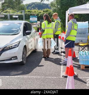 Broadsands Beach Parkplatz, Torbay, Devon, Großbritannien. Juni 2024. South West Water verteilt weiterhin Wasser in Flaschen an Kunden, die noch unter dem Kochwasser-Hinweis in den Gebieten Hillhead, Brixham und Kingswear stehen. Es ist nun über 3 Wochen her, dass der Cryptosporidium-Parasit in der Wasserversorgung entdeckt wurde. Hinweis: Nidpor/Alamy Live News Stockfoto