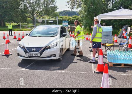 Broadsands Beach Parkplatz, Torbay, Devon, Großbritannien. Juni 2024. South West Water verteilt weiterhin Wasser in Flaschen an Kunden, die noch unter dem Kochwasser-Hinweis in den Gebieten Hillhead, Brixham und Kingswear stehen. Es ist nun über 3 Wochen her, dass der Cryptosporidium-Parasit in der Wasserversorgung entdeckt wurde. Hinweis: Nidpor/Alamy Live News Stockfoto