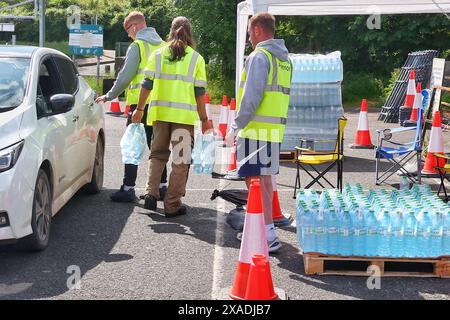 Broadsands Beach Parkplatz, Torbay, Devon, Großbritannien. Juni 2024. South West Water verteilt weiterhin Wasser in Flaschen an Kunden, die noch unter dem Kochwasser-Hinweis in den Gebieten Hillhead, Brixham und Kingswear stehen. Es ist nun über 3 Wochen her, dass der Cryptosporidium-Parasit in der Wasserversorgung entdeckt wurde. Hinweis: Nidpor/Alamy Live News Stockfoto