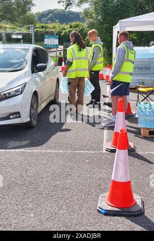 Broadsands Beach Parkplatz, Torbay, Devon, Großbritannien. Juni 2024. South West Water verteilt weiterhin Wasser in Flaschen an Kunden, die noch unter dem Kochwasser-Hinweis in den Gebieten Hillhead, Brixham und Kingswear stehen. Es ist nun über 3 Wochen her, dass der Cryptosporidium-Parasit in der Wasserversorgung entdeckt wurde. Hinweis: Nidpor/Alamy Live News Stockfoto