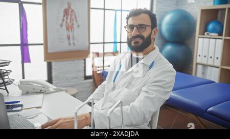 Ein reifer bärtiger Mann im Labormantel lächelt in einer gut beleuchteten modernen Klinik. Stockfoto