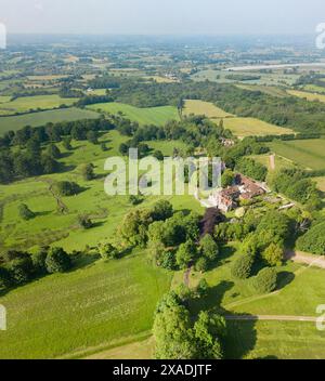 Aus der Vogelperspektive auf den Weald of Kent von oberhalb des Dorfes Boughton Monchelsea bei Maidstone. Boughton Monchelsea und Hirschpark. Anfang Juni, Kent, Großbritannien Stockfoto