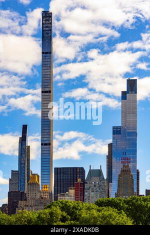 Blick auf die Wolkenkratzer im Süden Manhattans vom Cantral Park aus. New York, USA. Stockfoto