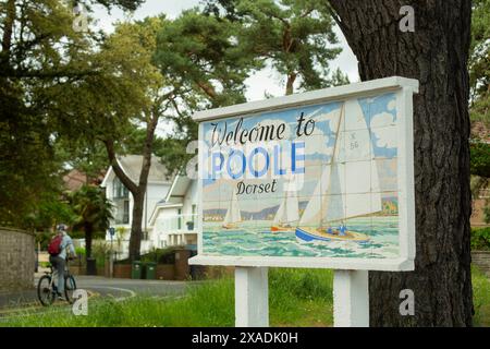 Ein Straßenschild mit Segelbooten mit der Aufschrift „Welcome to Poole, Dorset“ in Sandbanks, Poole, Mai 2024. Stockfoto