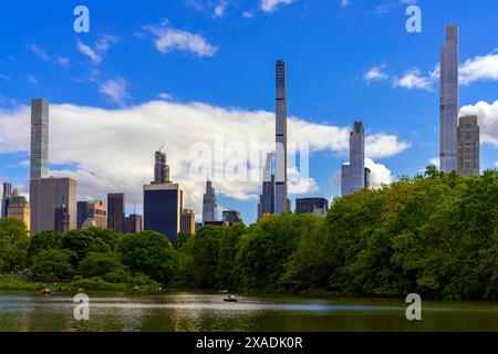 Blick auf die Wolkenkratzer im Süden Manhattans vom Cantral Park aus. New York, USA. Stockfoto