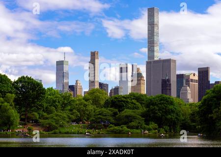 Blick auf das 432 Park Avenue Gebäude in der Nähe von Manhattan, vom Cantral Park aus gesehen. New York, USA. Stockfoto