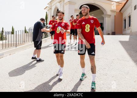 LAGOS, PORTUGAL - 6. JUNI 2024: Liam Cullen und Wes Burns aus Wales während eines Teamspaziergangs im Cascade Wellness Resort in Lagos Portugal vor dem bevorstehenden Freundschaftsspiel gegen Gibraltar am 6. Juni in der Estadio Algarve in Portugal. (Bild von John Smith/FAW) Stockfoto