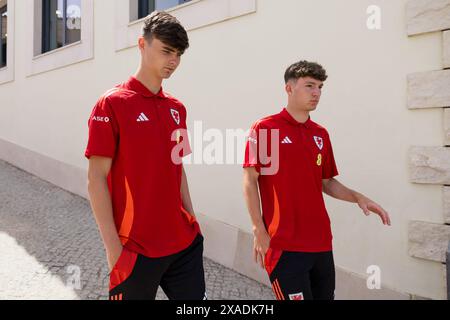 LAGOS, PORTUGAL - 6. JUNI 2024: Wales' Charlie Crew und Wales' Lewis Koumas bei einem Teamspaziergang im Cascade Wellness Resort in Lagos Portugal vor dem bevorstehenden Freundschaftsspiel gegen Gibraltar am 6. Juni in der Estadio Algarve in Portugal. (Bild von John Smith/FAW) Stockfoto