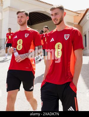 LAGOS, PORTUGAL - 6. JUNI 2024: Joe Low und Matt Baker aus Wales während eines Teamspaziergangs im Cascade Wellness Resort in Lagos Portugal vor dem bevorstehenden Freundschaftsspiel gegen Gibraltar am 6. Juni in der Estadio Algarve in Portugal. (Bild von John Smith/FAW) Stockfoto