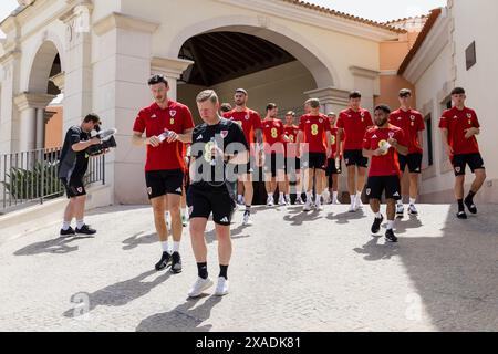 LAGOS, PORTUGAL - 06. JUNI 2024: Wales' Head of Performance Nick Davies und Wales' Kieffer Moore während eines Teamspaziergangs im Cascade Wellness Resort in Lagos Portugal vor dem bevorstehenden Freundschaftsspiel gegen Gibraltar am 6. Juni in der Estadio Algarve in Portugal. (Bild von John Smith/FAW) Stockfoto