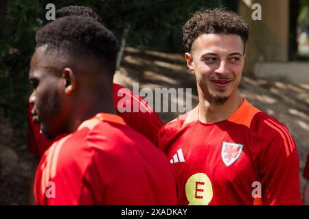 LAGOS, PORTUGAL - 6. JUNI 2024: Ethan Ampadu aus Wales während eines Teamspaziergangs im Cascade Wellness Resort in Lagos Portugal vor dem bevorstehenden Freundschaftsspiel gegen Gibraltar an der Estadio Algarve in Portugal am 6. Juni. (Bild von John Smith/FAW) Stockfoto