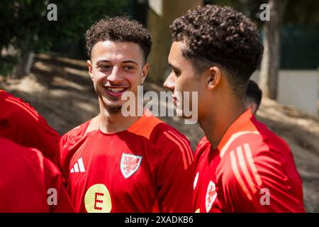 LAGOS, PORTUGAL - 6. JUNI 2024: Brennan Johnson und Ethan Ampadu aus Wales während eines Teamspaziergangs im Cascade Wellness Resort in Lagos Portugal vor dem bevorstehenden Freundschaftsspiel gegen Gibraltar am 6. Juni in der Estadio Algarve in Portugal. (Bild von John Smith/FAW) Stockfoto