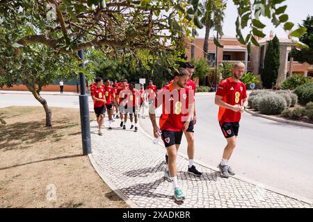 LAGOS, PORTUGAL - 6. JUNI 2024: Wes Burns, Kieffer Moore und Wal Torhüter Adam Davies während eines Teamspaziergangs im Cascade Wellness Resort in Lagos Portugal vor dem bevorstehenden Freundschaftsspiel gegen Gibraltar am 6. Juni im Estadio Algarve in Portugal. (Bild von John Smith/FAW) Stockfoto