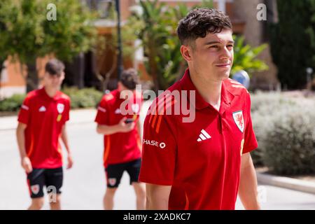 LAGOS, PORTUGAL - 06. JUNI 2024: Dan James aus Wales während eines Teamspaziergangs im Cascade Wellness Resort in Lagos Portugal vor dem bevorstehenden Freundschaftsspiel gegen Gibraltar am 6. Juni in der Estadio Algarve in Portugal. (Bild von John Smith/FAW) Stockfoto