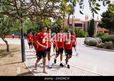 LAGOS, PORTUGAL - 6. JUNI 2024: Brennan Johnson, Ethan Ampadu und Rabbi Matondo aus Wales während eines Teamspaziergangs im Cascade Wellness Resort in Lagos Portugal vor dem bevorstehenden Freundschaftsspiel gegen Gibraltar am 6. Juni im Estadio Algarve in Portugal. (Bild von John Smith/FAW) Stockfoto