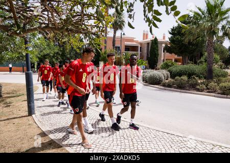 LAGOS, PORTUGAL - 6. JUNI 2024: Brennan Johnson, Ethan Ampadu und Rabbi Matondo aus Wales während eines Teamspaziergangs im Cascade Wellness Resort in Lagos Portugal vor dem bevorstehenden Freundschaftsspiel gegen Gibraltar am 6. Juni im Estadio Algarve in Portugal. (Bild von John Smith/FAW) Stockfoto