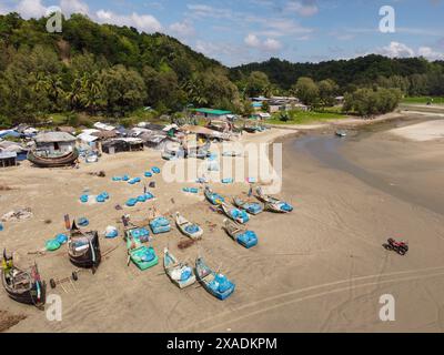 6. Juni 2024, Cox's Bazar, Chittagong, Bangladesch: Aus der Vogelperspektive von Hunderten von Fischerbooten in einem Fischerdorf in Cox's Bazar, Bangladesch. Der Lebensunterhalt der Fischer hängt hier weitgehend von der Fischerei ab. Die Boote fahren jeden Tag um Mitternacht aufs Meer, um eine Vielzahl von Fischen zu fangen, einschließlich Garnelen, Bändchen und Bengalzungensohle. Cox's Bazar, der längste natürliche Meeresstrand der Welt, erstreckt sich über 120 km entlang der Südostküste Bangladeschs. (Kreditbild: © Joy Saha/ZUMA Press Wire) NUR REDAKTIONELLE VERWENDUNG! Nicht für kommerzielle ZWECKE! Stockfoto