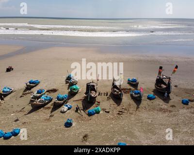 6. Juni 2024, Cox's Bazar, Chittagong, Bangladesch: Aus der Vogelperspektive von Hunderten von Fischerbooten in einem Fischerdorf in Cox's Bazar, Bangladesch. Der Lebensunterhalt der Fischer hängt hier weitgehend von der Fischerei ab. Die Boote fahren jeden Tag um Mitternacht aufs Meer, um eine Vielzahl von Fischen zu fangen, einschließlich Garnelen, Bändchen und Bengalzungensohle. Cox's Bazar, der längste natürliche Meeresstrand der Welt, erstreckt sich über 120 km entlang der Südostküste Bangladeschs. (Kreditbild: © Joy Saha/ZUMA Press Wire) NUR REDAKTIONELLE VERWENDUNG! Nicht für kommerzielle ZWECKE! Stockfoto