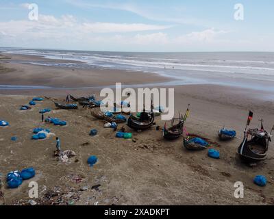 6. Juni 2024, Cox's Bazar, Chittagong, Bangladesch: Aus der Vogelperspektive von Hunderten von Fischerbooten in einem Fischerdorf in Cox's Bazar, Bangladesch. Der Lebensunterhalt der Fischer hängt hier weitgehend von der Fischerei ab. Die Boote fahren jeden Tag um Mitternacht aufs Meer, um eine Vielzahl von Fischen zu fangen, einschließlich Garnelen, Bändchen und Bengalzungensohle. Cox's Bazar, der längste natürliche Meeresstrand der Welt, erstreckt sich über 120 km entlang der Südostküste Bangladeschs. (Kreditbild: © Joy Saha/ZUMA Press Wire) NUR REDAKTIONELLE VERWENDUNG! Nicht für kommerzielle ZWECKE! Stockfoto