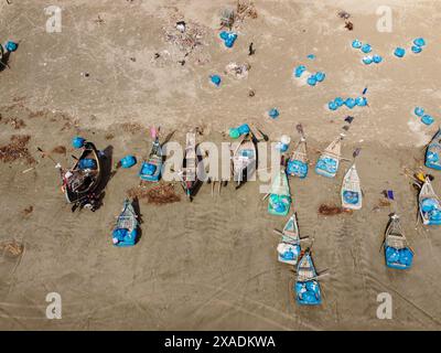 6. Juni 2024, Cox's Bazar, Chittagong, Bangladesch: Aus der Vogelperspektive von Hunderten von Fischerbooten in einem Fischerdorf in Cox's Bazar, Bangladesch. Der Lebensunterhalt der Fischer hängt hier weitgehend von der Fischerei ab. Die Boote fahren jeden Tag um Mitternacht aufs Meer, um eine Vielzahl von Fischen zu fangen, einschließlich Garnelen, Bändchen und Bengalzungensohle. Cox's Bazar, der längste natürliche Meeresstrand der Welt, erstreckt sich über 120 km entlang der Südostküste Bangladeschs. (Kreditbild: © Joy Saha/ZUMA Press Wire) NUR REDAKTIONELLE VERWENDUNG! Nicht für kommerzielle ZWECKE! Stockfoto