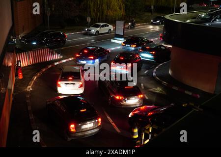 Bukarest, Rumänien - 27. Dezember 2023: Autos aus der Tiefgarage des Einkaufszentrums Stockfoto