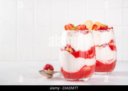 Sommer-Erdbeer-Tiramisu-Dessert, Beerenfrucht-Version des Sommer-Tiramisu-Kuchens in Glasgläsern mit frischer Erdbeere, Mascarpone und Savoyardi Stockfoto