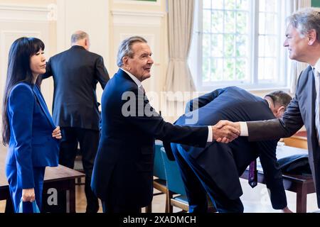 Berlin, Deutschland. Juni 2024. Der ehemalige Bundeskanzler Gerhard Schröder (SPD, Mitte) schüttelt nach der Verhandlung über den Verlust seines Amtes im Bundestag die Hand mit Wolfram Hertel (rechts), Rechtsanwalt des Bundeskanzleramtes, beim OVG Berlin-Brandenburg. Auf der linken Seite ist Schröders Frau so-yeon Schröder-Kim. Schröder (80) will, dass der Bundestag sein Büro weiterhin mit Zimmern und Personal bezahlt. Quelle: Christoph Soeder/dpa/Alamy Live News Stockfoto